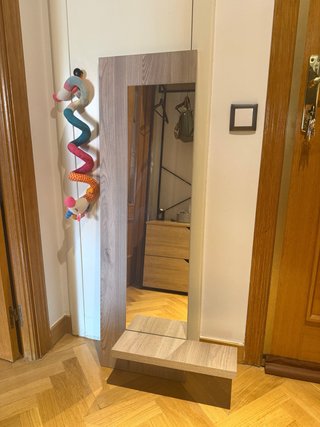 Espejo de entrada con balda de madera