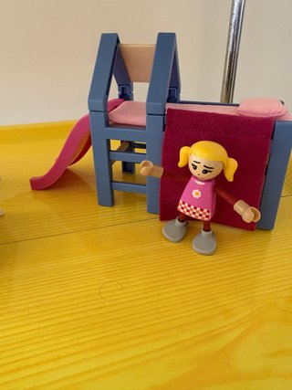 Muebles marca Playtiv para casa de muñecas
