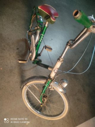 Vecchia bicicletta per bambina