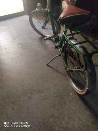 Vecchia bicicletta per bambina