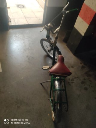 Vecchia bicicletta per bambina