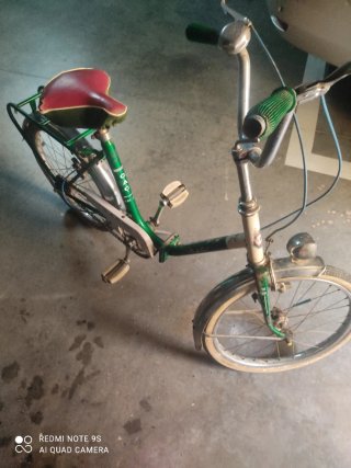 Vecchia bicicletta per bambina