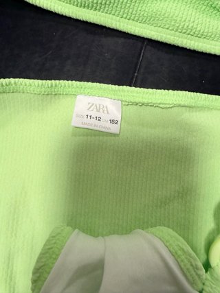 Bikini Zara Kids verde flúor con detalle d corazón