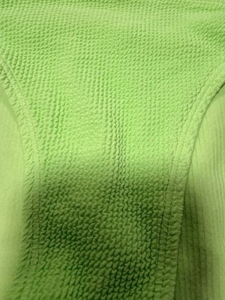 Bikini Zara Kids verde flúor con detalle d corazón