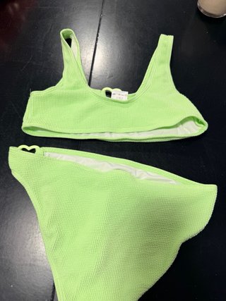 Bikini Zara Kids verde flúor con detalle d corazón