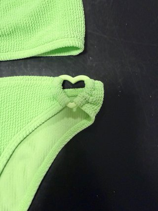 Bikini Zara Kids verde flúor con detalle d corazón