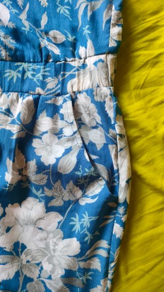 Mono floral azul y blanco con espalda cruzada