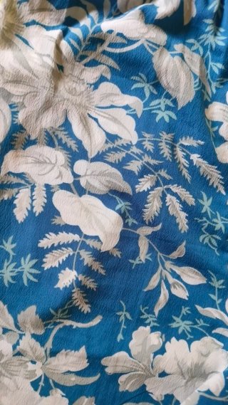 Mono floral azul y blanco con espalda cruzada