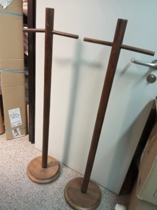 Dos percheros de madera