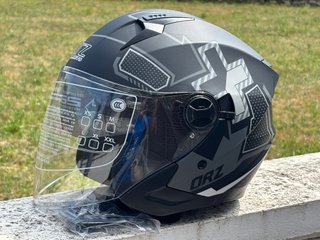 Casco de moto negro con visera
