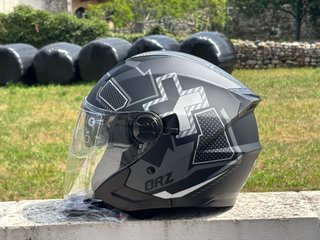 Casco de moto negro con visera