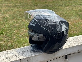 Casco de moto negro con visera