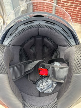 Casco de moto negro con visera