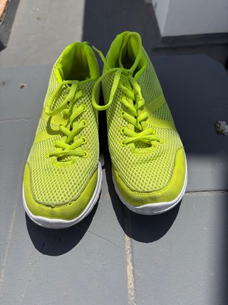 Tenis deportivos fluorescentes