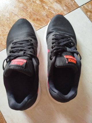 Zapatillas Nike Negras y Rojas