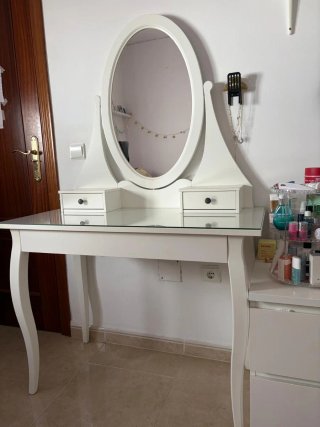 Tocador blanco con espejo y cajones