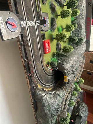Scalextric antiguo con 3 coches y maqueta