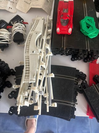 Scalextric antiguo con 3 coches y maqueta