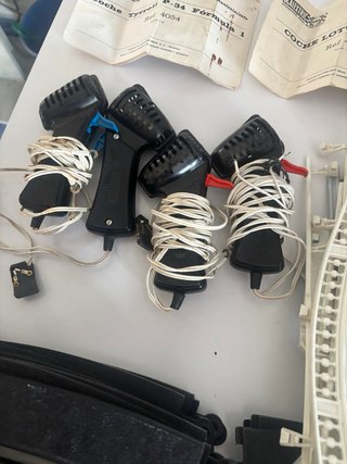 Scalextric antiguo con 3 coches y maqueta