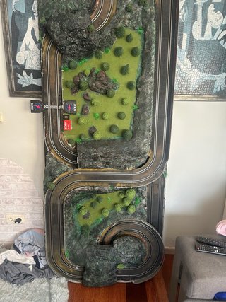 Scalextric antiguo con 3 coches y maqueta