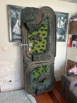 Scalextric antiguo con 3 coches y maqueta