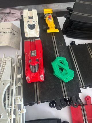 Scalextric antiguo con 3 coches y maqueta