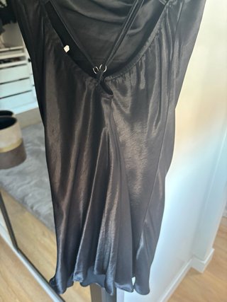 Vestido saten tirante strass