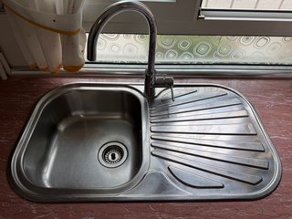 Fregadero de cocina con grifo