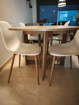 Mesa de comedor extensible y 4 sillas