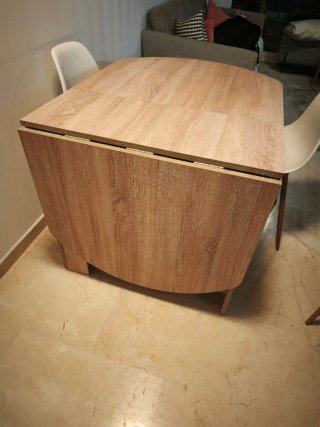 Mesa de comedor extensible y 4 sillas