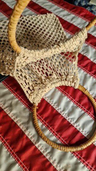 Bolsa de playa de crochet con asas de madera