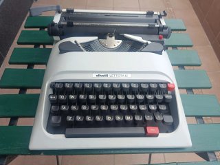 Máquina de escribir Olivetti Lettera 12