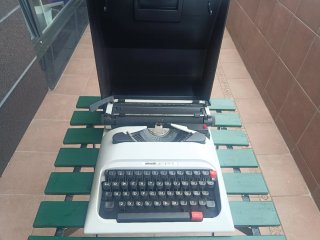 Máquina de escribir Olivetti Lettera 12