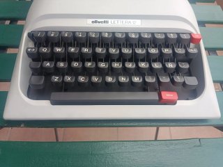 Máquina de escribir Olivetti Lettera 12