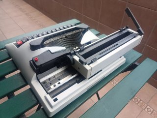 Máquina de escribir Olivetti Lettera 12