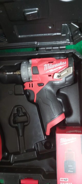 Taladro Percutor y destirnillador Milwaukee M12FUE