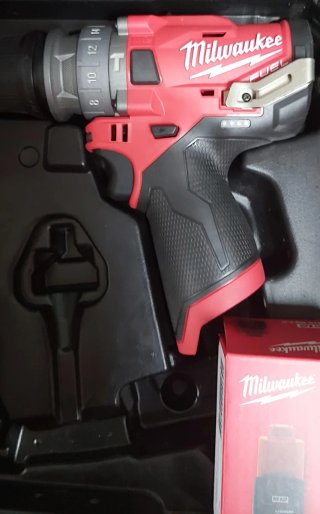 Taladro Percutor y destirnillador Milwaukee M12FUE