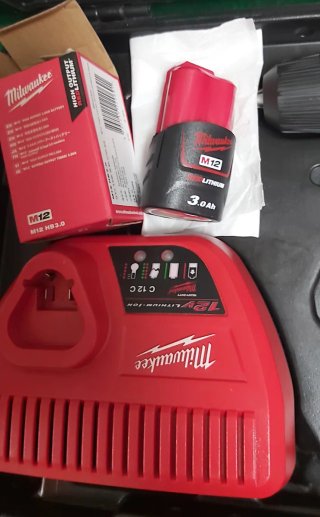 Taladro Percutor y destirnillador Milwaukee M12FUE