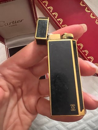Encendedor Cartier Negro y Dorado bañado en oro