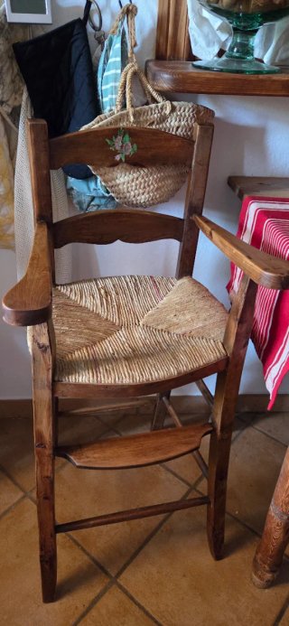 Antigua silla alta o Trona  de madera.