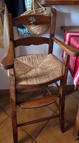 Antigua silla alta o Trona  de madera.