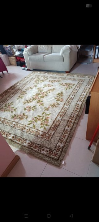 Alfombra beige con flores rosas
