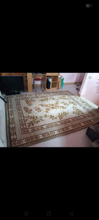 Alfombra beige con flores rosas