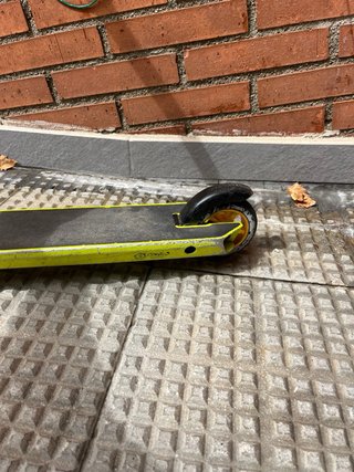 Patinete infantil amarillo y negro