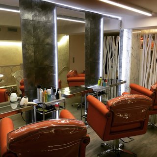 Tres tocadores en perfecto estado con sillones