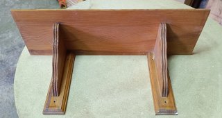 Estantería de madera marrón