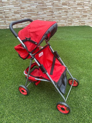 Carrito de muñecas rojo