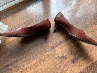 Zapatos de salón de piel DORADO