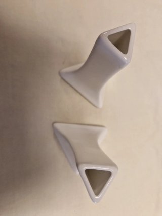 Dos candelabros o jarrones de porcelana