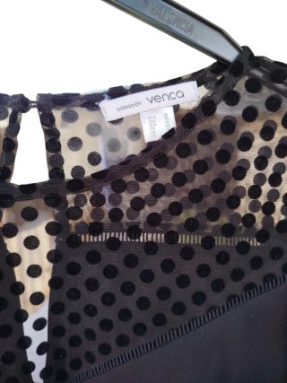 Vestido negro elegante con transparencias